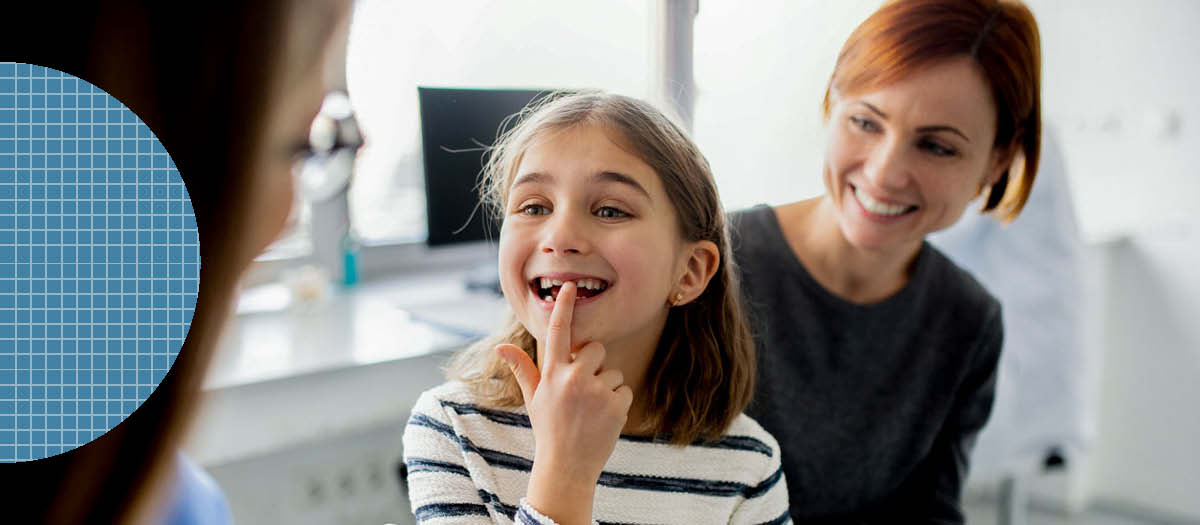 Child showing lost tooth to dentist